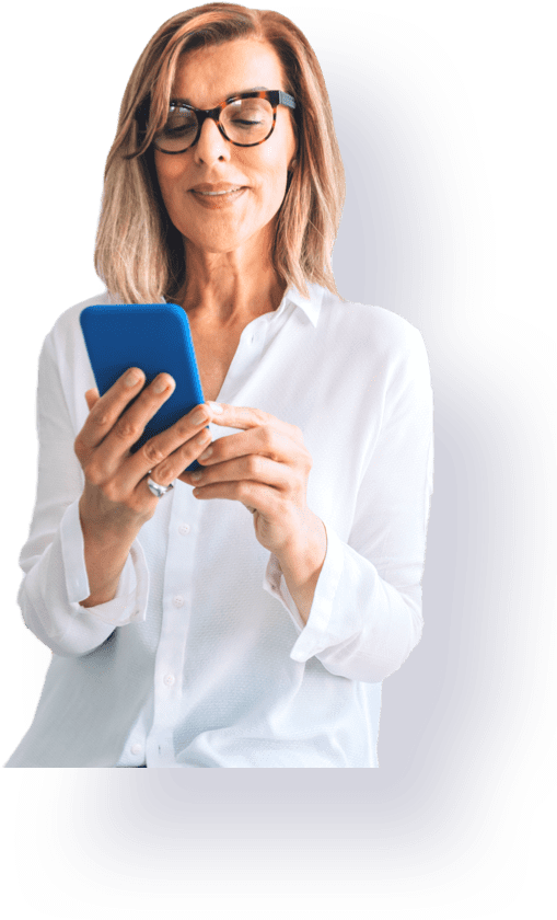Une femme d'âge mur consulte son smartphone